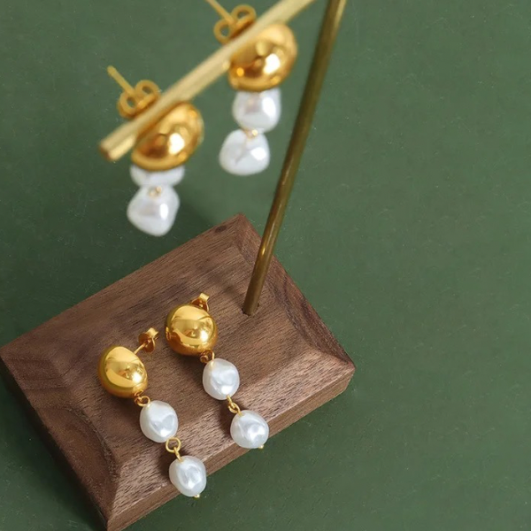 TASSEL PEARL EARRINGS.