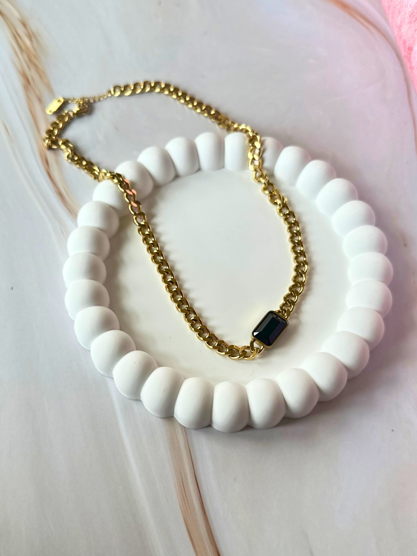 MULTI THREAD NECKLACE.