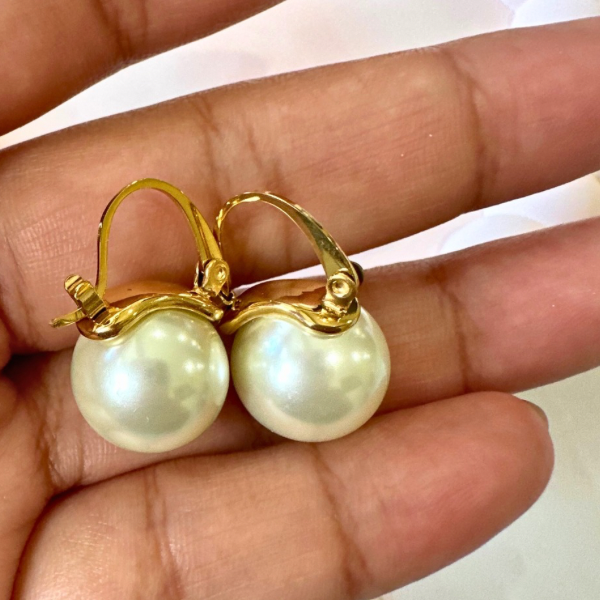 HUGGIE EARRINGS.