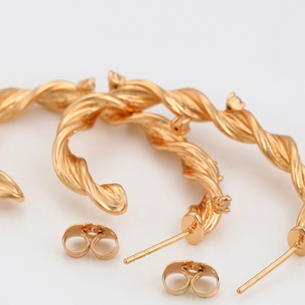 HALT MOON EARRINGS.